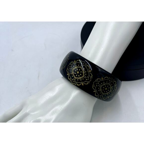 Vintage Black Gold Filigree Design Lucite Smooth Rounded Bangle Bracelet - Picture 3 of 5